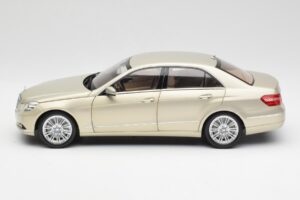 Mercedes E-Class W212 Elegance Pearl Beige Metallic Minichamps 1:18 B66960215 Metall – Bild 4 von 8