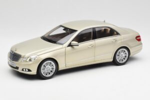 Mercedes E-Class W212 Elegance Pearl Beige Metallic Minichamps 1:18 B66960215 Metall