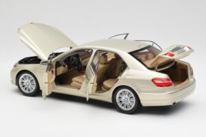 Mercedes E-Class W212 Elegance Pearl Beige Metallic Minichamps 1:18 B66960215 Metall – Bild 5 von 8