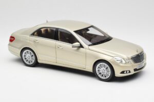 Mercedes E-Class W212 Elegance Pearl Beige Metallic Minichamps 1:18 B66960215 Metall – Bild 6 von 8