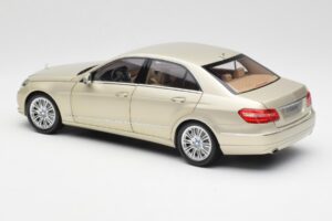 Mercedes E-Class W212 Elegance Pearl Beige Metallic Minichamps 1:18 B66960215 Metall – Bild 7 von 8