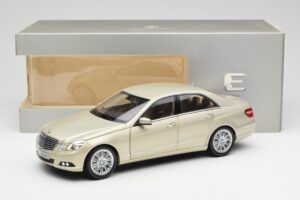 Mercedes E-Class W212 Elegance Pearl Beige Metallic Minichamps 1:18 B66960215 Metall – Bild 8 von 8