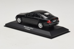 Mercedes E-Class W211 Schwarz Minichamps 1:43 B66961950 Metall – Bild 3 von 4