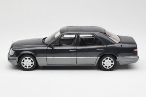 Mercedes E320 W124 Nautik Blau Metallic Dealer Edition AUTOart 1:18 B66040508 Metall – Bild 4 von 8