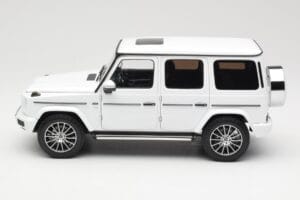 Mercedes G-Class G 500 W463A Diamond White Metallic Minichamps 1:18 113037111 Metall – Bild 4 von 8