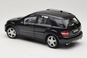 Mercedes ML W164 Obsidian Black Händler Edition Minichamps 1:18 B66962321 Metall – Bild 7 von 8