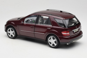 Mercedes ML W164 Red Metallic Minichamps 1:18 150034500 Metall – Bild 7 von 8