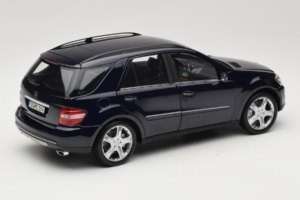 Mercedes ML W164 Tanzanite Blue Händler Edition Minichamps 1:18 B66962322 Metall – Bild 3 von 8