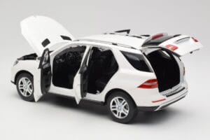Mercedes ML W166 Weiss Minichamps 1:18 100030101 Metall – Bild 5 von 8