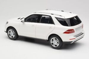 Mercedes ML W166 Weiss Minichamps 1:18 100030101 Metall – Bild 7 von 8