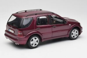 Mercedes ML55 AMG W163 Lila Maisto 1:18 31876 Metall – Bild 3 von 8