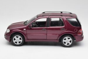 Mercedes ML55 AMG W163 Lila Maisto 1:18 31876 Metall – Bild 4 von 8