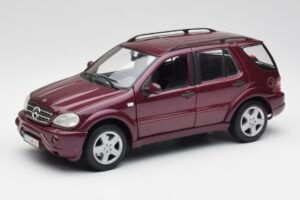 Mercedes ML55 AMG W163 Lila Maisto 1:18 31876 Metall