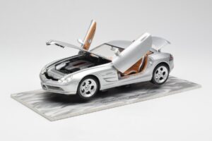 Mercedes SLR Vision Silber Limitierte Auflage Mit Aluminium-Sockel Bburago 1:18 B66962102 Metall – Bild 2 von 8