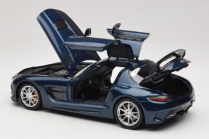 Mercedes SLS AMG Black Series Daytona Blue Metallic Minichamps 1:18 110033026 Metall – Bild 5 von 8