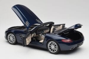 Mercedes SLS AMG R197 Roadster South Seas Blau Minichamps 1:18 100039031 Metall – Bild 5 von 8