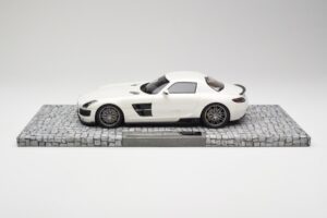Mercedes Brabus SLS AMG 700 Biturbo Pearl Weiss Minichamps 1:18 107032020 Metall – Bild 3 von 6
