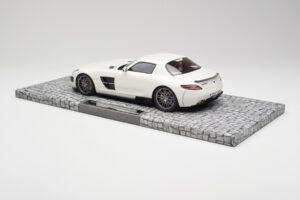 Mercedes Brabus SLS AMG 700 Biturbo Pearl Weiss Minichamps 1:18 107032020 Metall – Bild 5 von 6