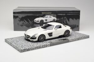 Mercedes Brabus SLS AMG 700 Biturbo Pearl Weiss Minichamps 1:18 107032020 Metall – Bild 6 von 6