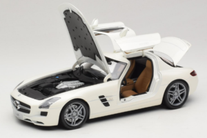 Mercedes SLS AMG Designo Mystic White Museum Edition Minichamps 1:18 B66055551 Metall – Bild 2 von 8
