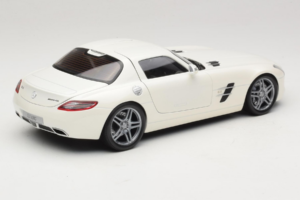 Mercedes SLS AMG Designo Mystic White Museum Edition Minichamps 1:18 B66055551 Metall – Bild 3 von 8
