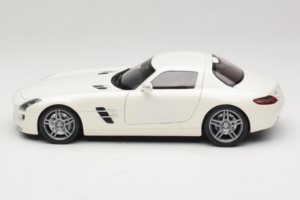 Mercedes SLS AMG Designo Mystic White Museum Edition Minichamps 1:18 B66055551 Metall – Bild 4 von 8