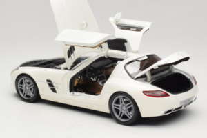 Mercedes SLS AMG Designo Mystic White Museum Edition Minichamps 1:18 B66055551 Metall – Bild 5 von 8