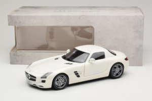 Mercedes SLS AMG Designo Mystic White Museum Edition Minichamps 1:18 B66055551 Metall – Bild 8 von 8