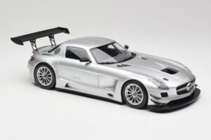 Mercedes SLS AMG GT3 C197 Street Silber Minichamps 1:18 151113100 Metall – Bild 4 von 6