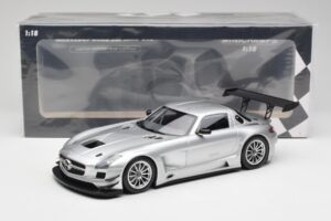Mercedes SLS AMG GT3 C197 Street Silber Minichamps 1:18 151113100 Metall – Bild 6 von 6