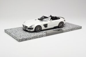 Mercedes Brabus SLS AMG 700 Biturbo Roadster Pearl Weiss Minichamps 1:18 107032130 Metall