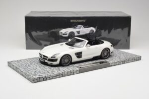 Mercedes Brabus SLS AMG 700 Biturbo Roadster Pearl Weiss Minichamps 1:18 107032130 Metall – Bild 6 von 6