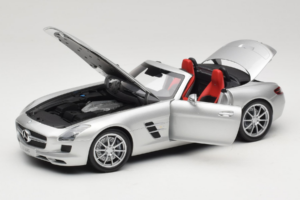 Mercedes SLS AMG Roadster Iridium Silber Minichamps 1:18 B66960078 Metall – Bild 2 von 8