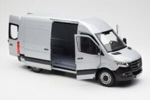 Mercedes Sprinter W907 Silber Norev 1:18 183424 Metall – Bild 5 von 8
