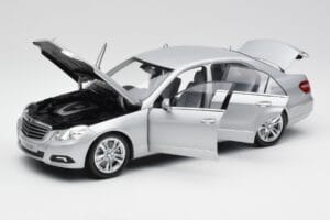 Mercedes E-Klasse W212 Avantgarde Iridium Silber Lackierung Ausgabe 2 Minichamps 1:18 B66960212-D2 Metall – Bild 2 von 11