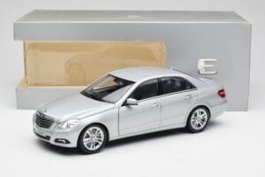 Mercedes E-Klasse W212 Avantgarde Iridium Silber Lackierung Ausgabe 2 Minichamps 1:18 B66960212-D2 Metall – Bild 11 von 11