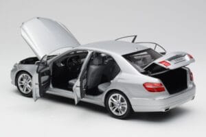 Mercedes E-Klasse W212 Avantgarde Iridium Silber Lackierung Ausgabe 2 Minichamps 1:18 B66960212-D2 Metall – Bild 5 von 11