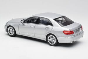 Mercedes E-Klasse W212 Avantgarde Iridium Silber Lackierung Ausgabe 1 Minichamps 1:18 B66960212-D1 Metall – Bild 7 von 11