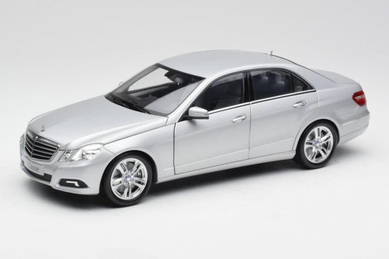 Mercedes E-Klasse W212 Avantgarde Iridium Silber Lackierung Ausgabe 1 Minichamps 1:18 B66960212-D1 Metall