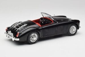 MGA English Roadster Schwarz Revell 1:18 84559091 Metall – Bild 3 von 8