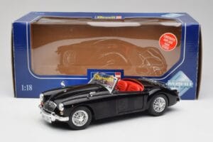 MGA English Roadster Schwarz Revell 1:18 84559091 Metall – Bild 8 von 8