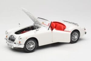 MGA Roadster Old English White Revell 1:18 08455 Metall – Bild 2 von 8