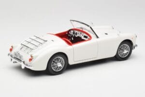 MGA Roadster Old English White Revell 1:18 08455 Metall – Bild 3 von 8