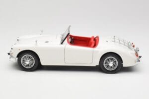 MGA Roadster Old English White Revell 1:18 08455 Metall – Bild 4 von 8