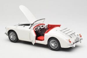 MGA Roadster Old English White Revell 1:18 08455 Metall – Bild 5 von 8