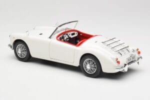 MGA Roadster Old English White Revell 1:18 08455 Metall – Bild 7 von 8