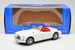 MGA Roadster Old English White Revell 1:18 08455 Metall – Bild 8 von 8