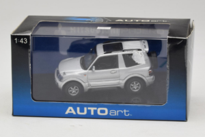 Mitsubishi Pajero SWB Silber AUTOart 1:43 57113 Metall – Bild 4 von 4