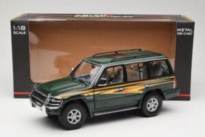 Mitsubishi Pajero V20 LWB Grün Sun Star 1:18 1225 Metall – Bild 8 von 8