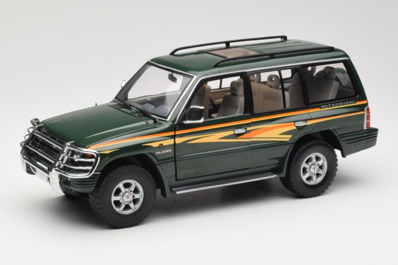 Mitsubishi Pajero V20 LWB Grün Sun Star 1:18 1225 Metall